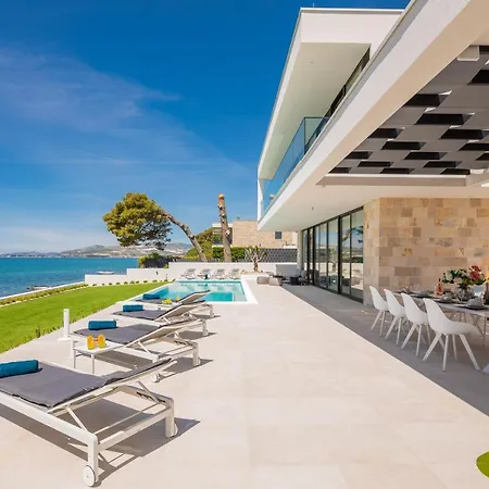 Beachfront The View With Pool Βίλα *