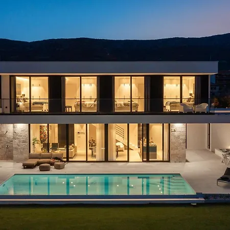 Beachfront The View With Pool Kastela