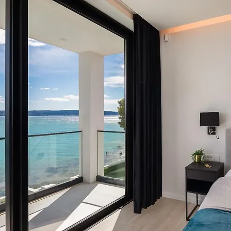 Beachfront The View With Pool *