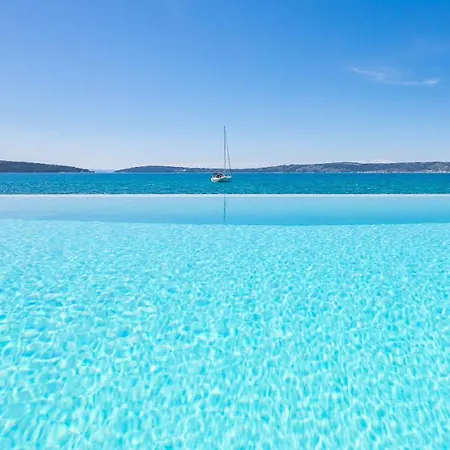 Beachfront The View With Pool * Kastela