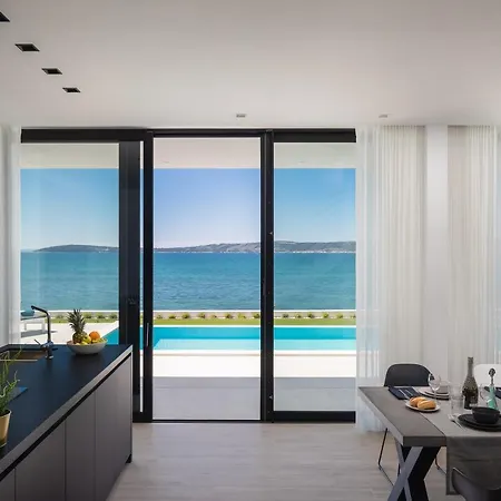 Beachfront The View With Pool