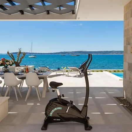 Beachfront The View With Pool *