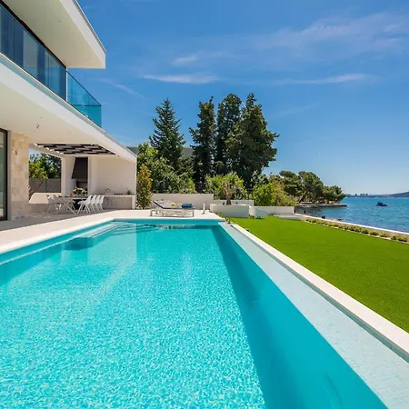 Beachfront The View With Pool *