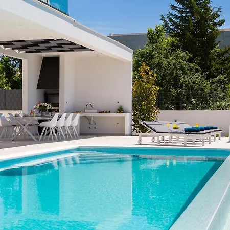 Beachfront The View With Pool Βίλα *