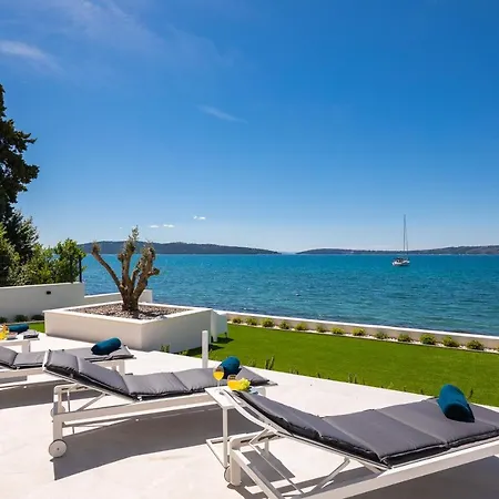 Beachfront The View With Pool Βίλα *