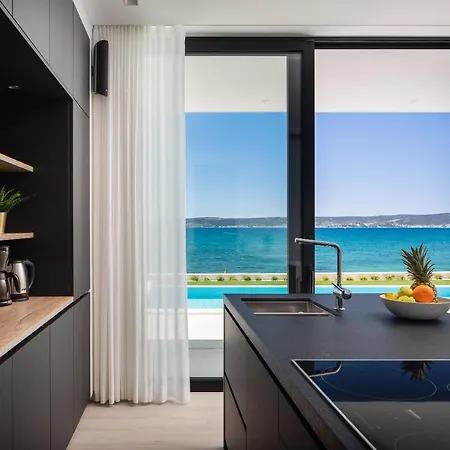 Beachfront The View With Pool Βίλα *