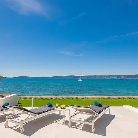 Beachfront The View With Pool