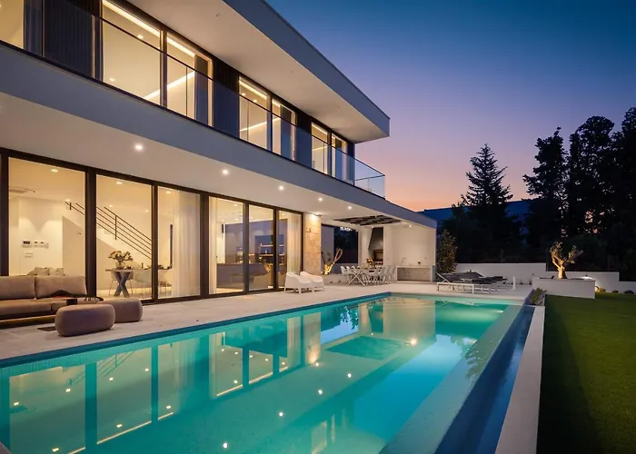 Beachfront The View With Pool Villa Kaštela