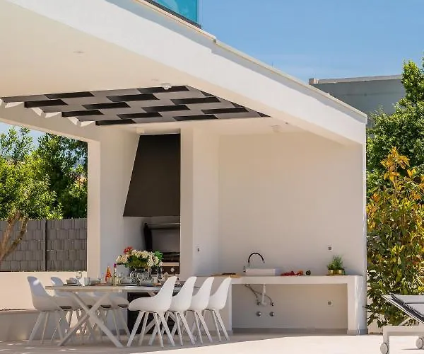 Beachfront The View With Pool * Kaštela